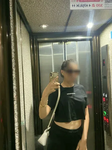 Mia, 33