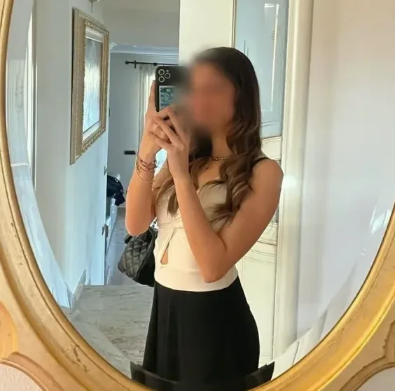 Nina, 19